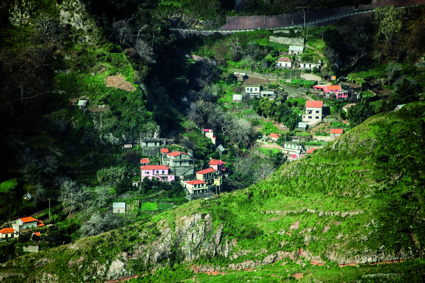Terrassenfelder und verstreute Häuser in einem tief eingeschnittenen Tal Terrassenfelder und verstreute Häuser in einem tief eingeschnittenen Tal